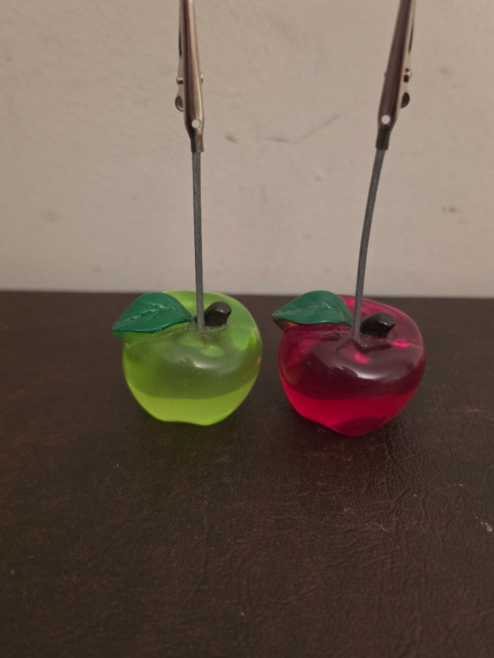 Set of 2 - Apple Shaped Metal wire clip with a "Kean Logo" design. (Red/Green)